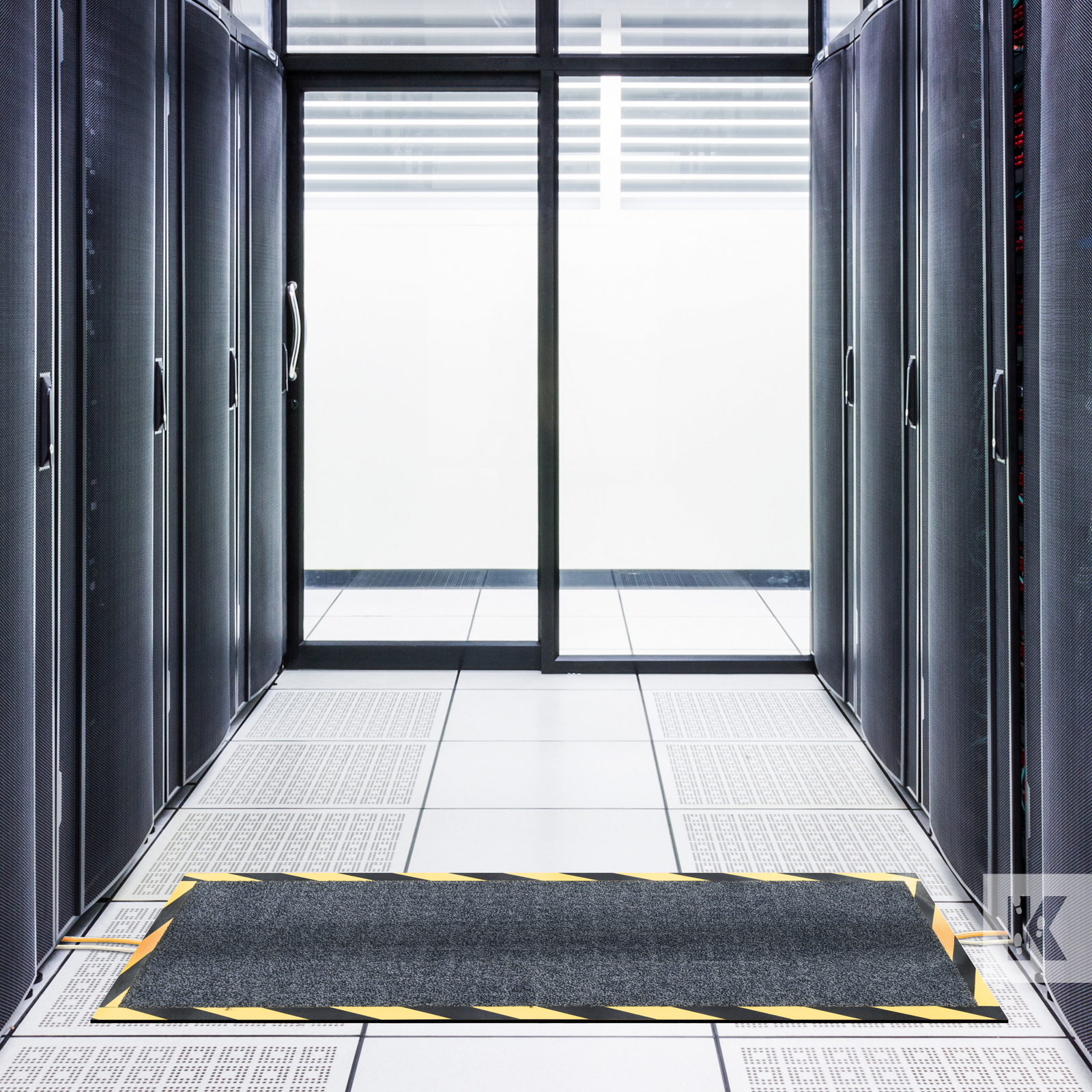 Kleen-Cable Mat - Server room with a mat in the central corridor, creating a safe way for wires to cross the gap