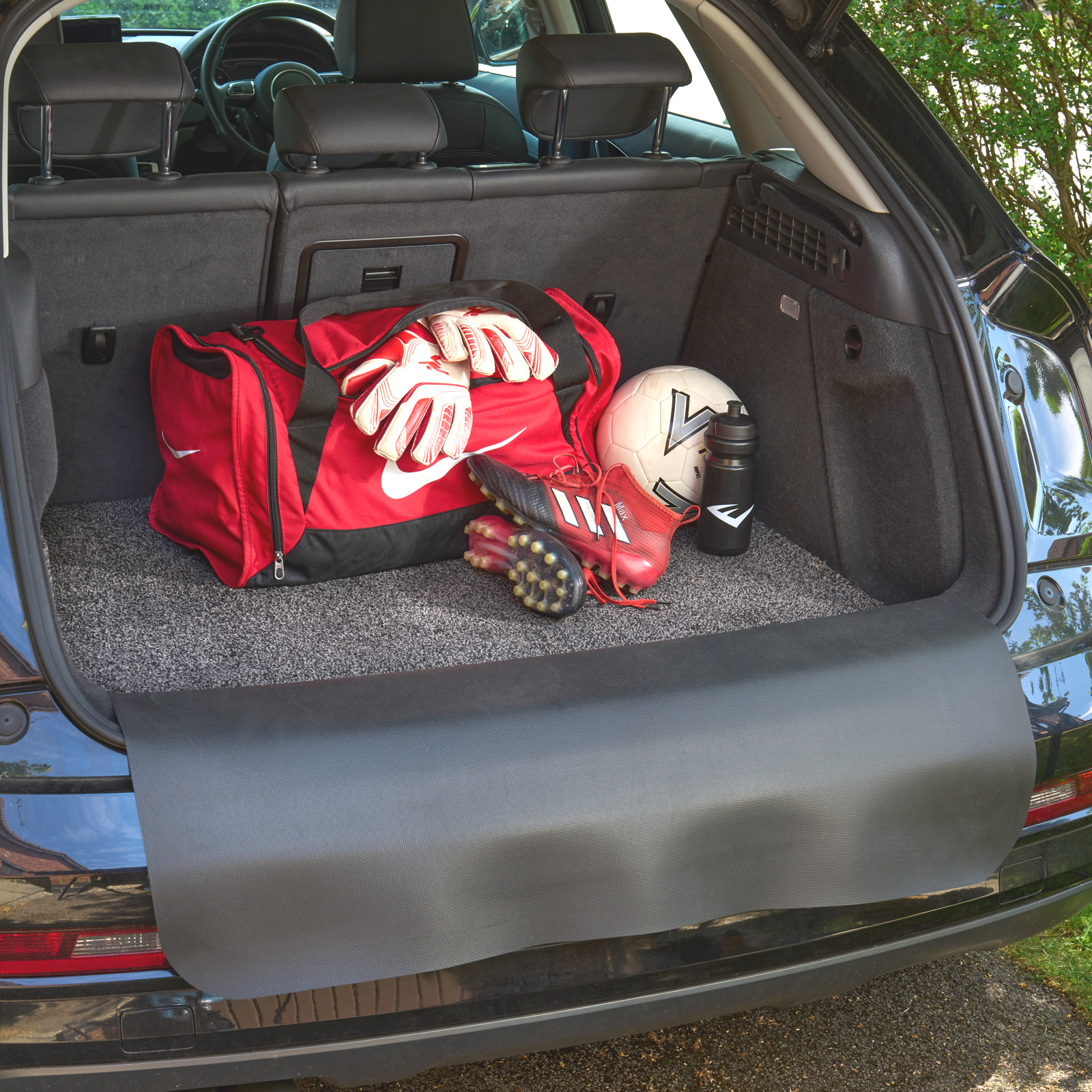 Car Protector Set Premium - Sports kit in the boot of a car, with a mat preventing itfrom making the boot dirty