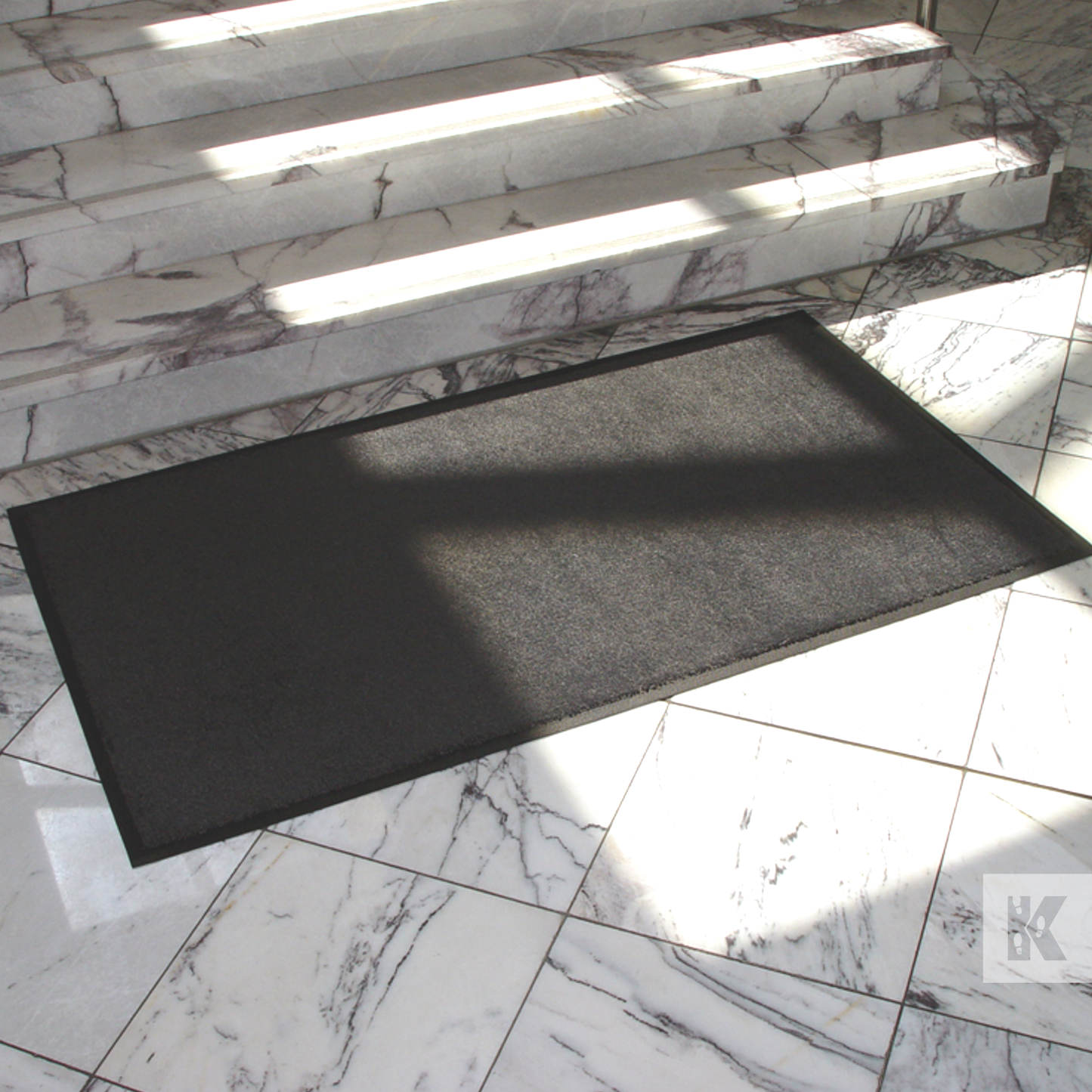 Iron-Horse Mono - Black mat at the foot of marbled steps
